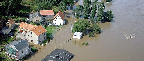 Luftbild Hochwasser 2002 in Zehren an der Elbe