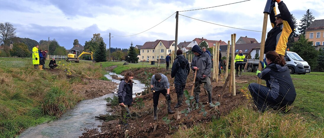 Der Einbau von naturnahen Bauweisen ist Teamarbeit. Gemeinsam können mit wenig Aufwand und geringen Kosten Initiale für eine naturnahe Entwicklung gesetzt werden.