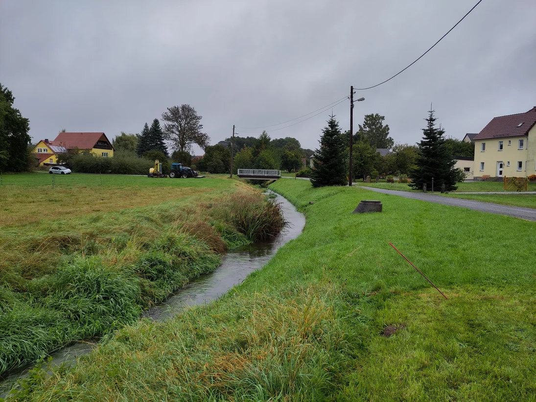 Der Haselbach vor der Maßnahme. Keine Beschattung und ein begradigter Lauf zeugen von einem schlechten ökologischen Zustand.