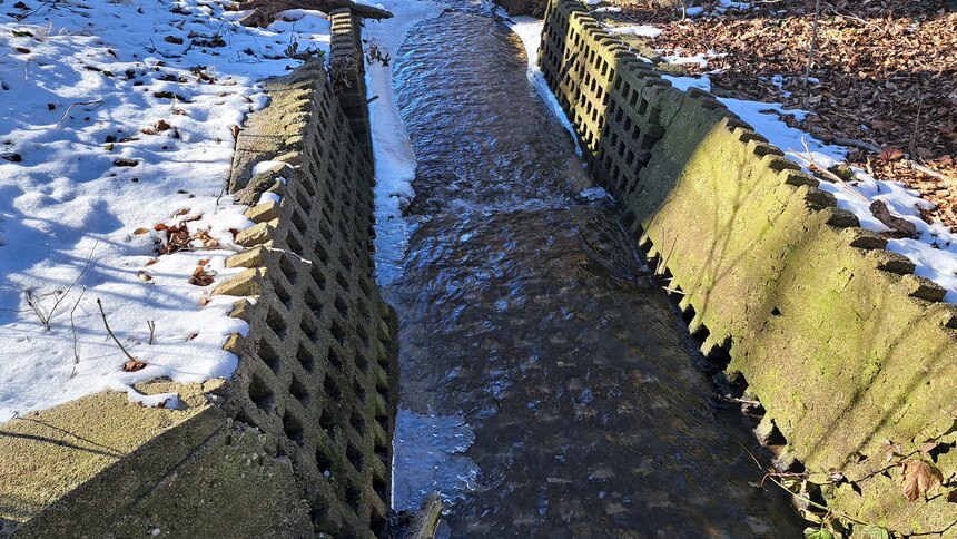Rasengitter in Sohle und Ufer an einem Bach
