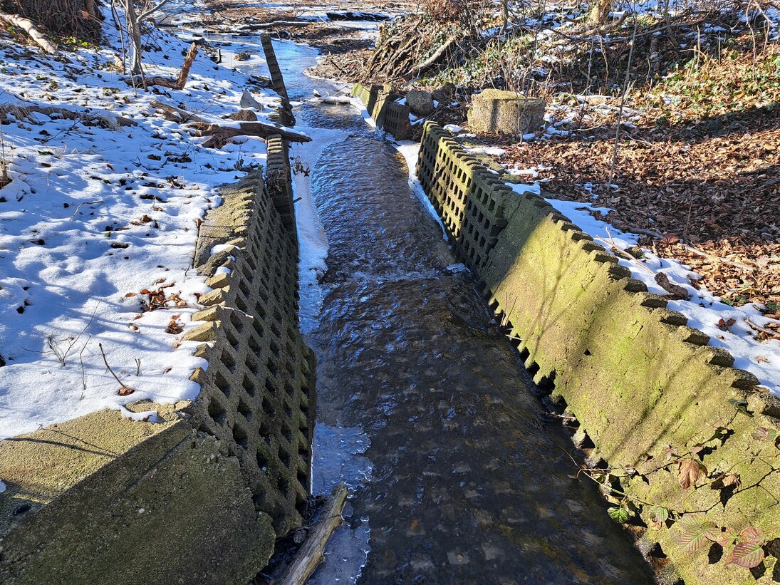 Rasengitter in Sohle und Ufer an eines Baches