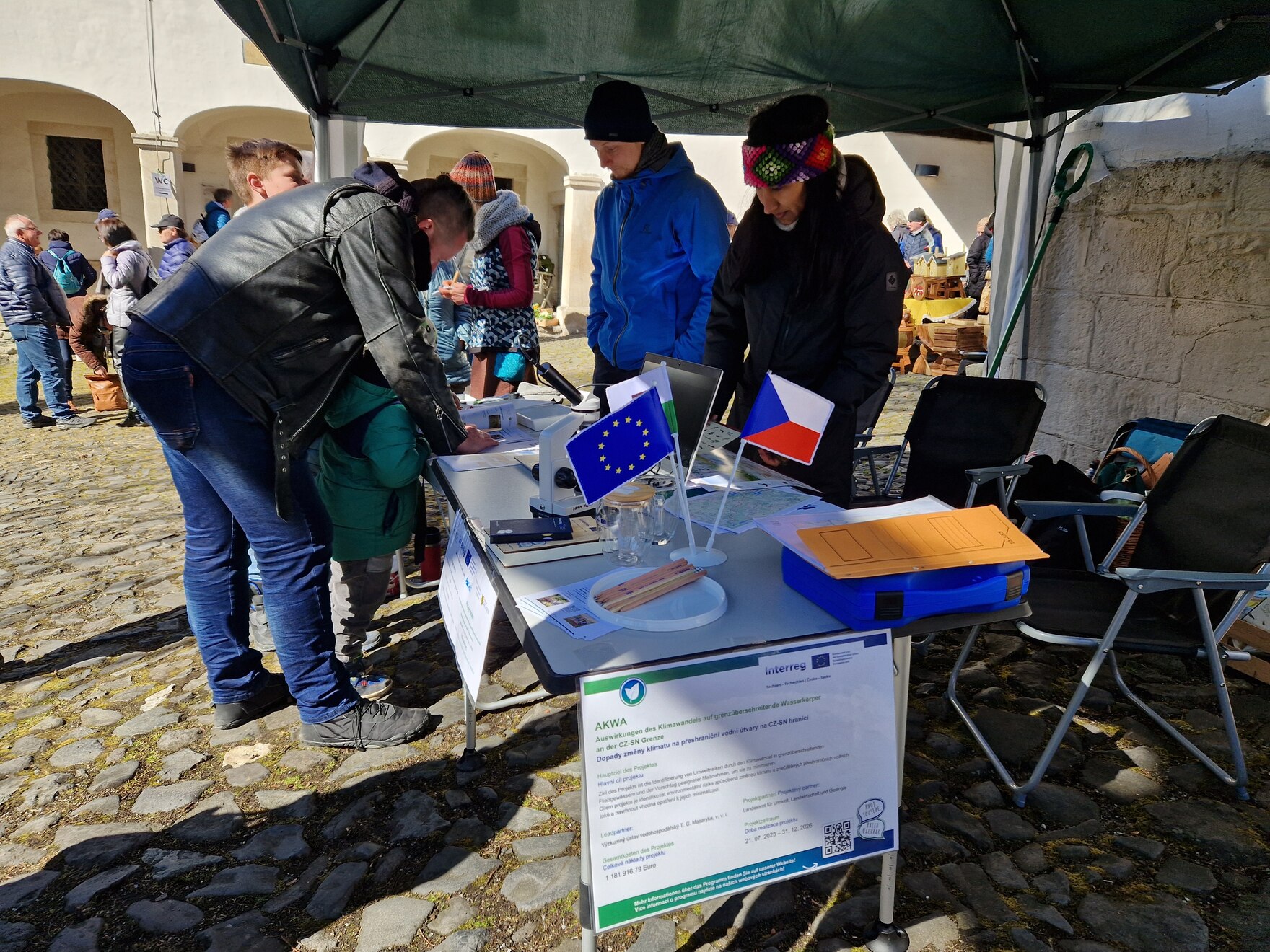 Stand zum Projekt AKWA beim Oberlausitzer Leinewebertag mit Karaseks Naturmarkt