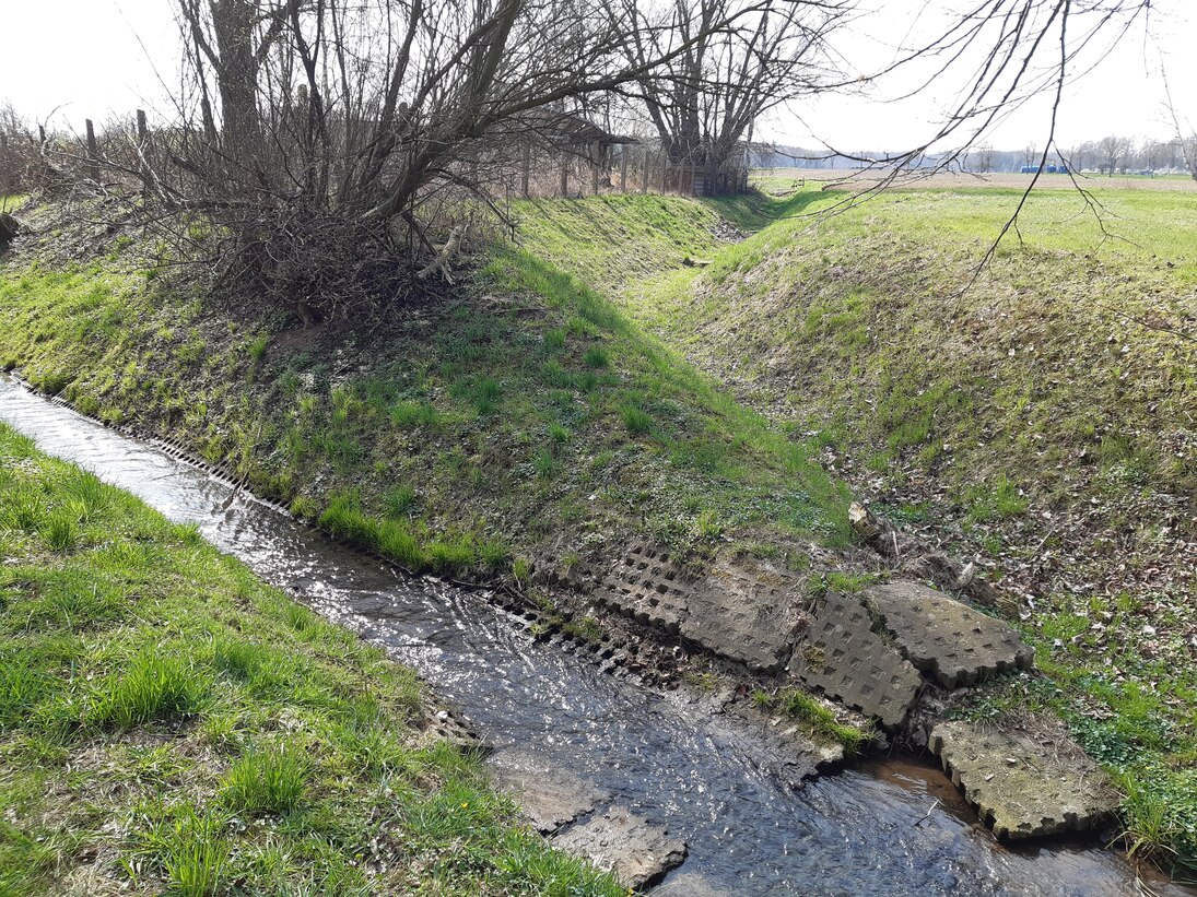 Die Rasengittersteine sind im Laufe der Zeit unterspült worden und erfüllen keine Funktion mehr.
