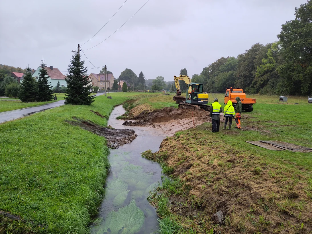 Die Erdarbeiten sind in Gange. Der Bachlauf bekommt wieder einen geschwungenen Verlauf.