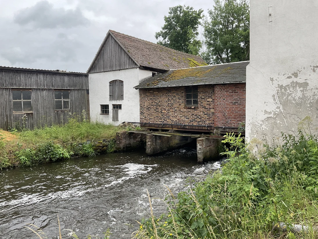 Die Wasserverwirbelung der Mühle löst eine Schaumbildung aus – die Ursache kann sowohl künstlich als auch natürlich sein.