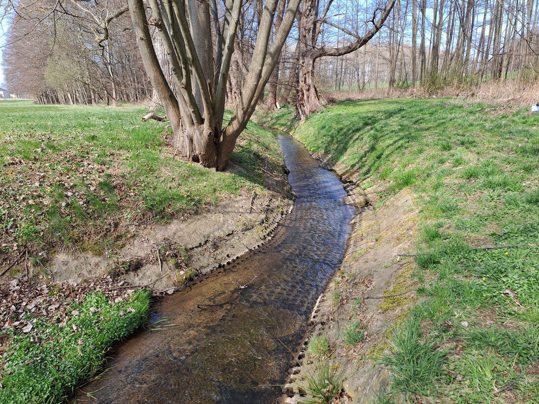 Rasengittersteine im Gewässer in der offenen Landschaft. Hier gibt es keine Notwendigkeit das Gewässer auszubauen, da es sich um offene Landschaft handelt.