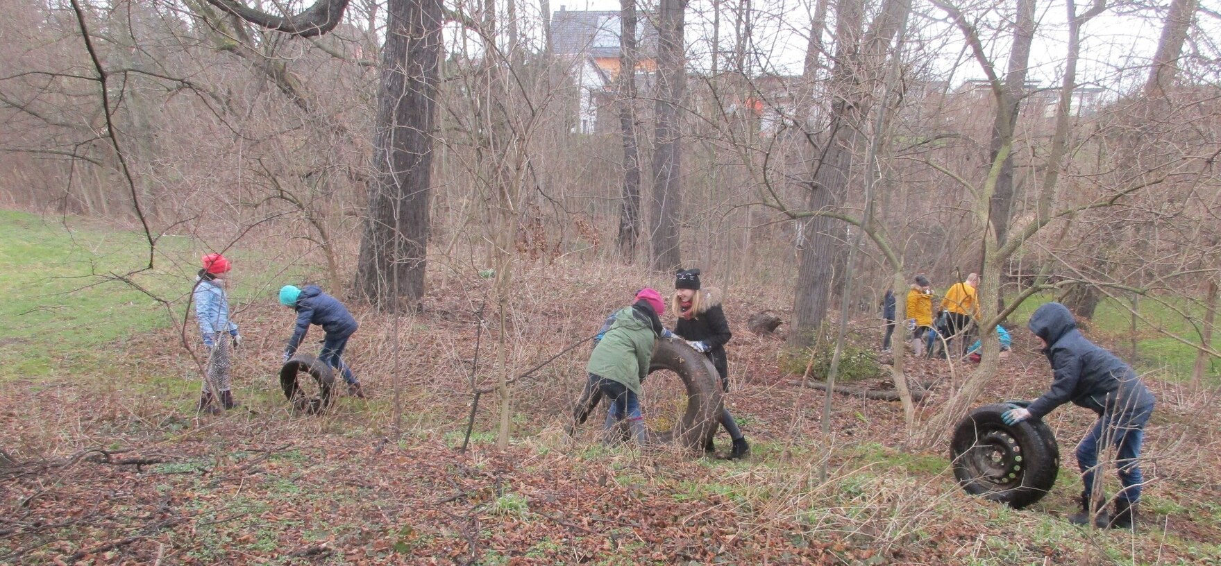 Schüler einer Bachpatenschaft beim Müllsammeln am Geberbach in Dresden