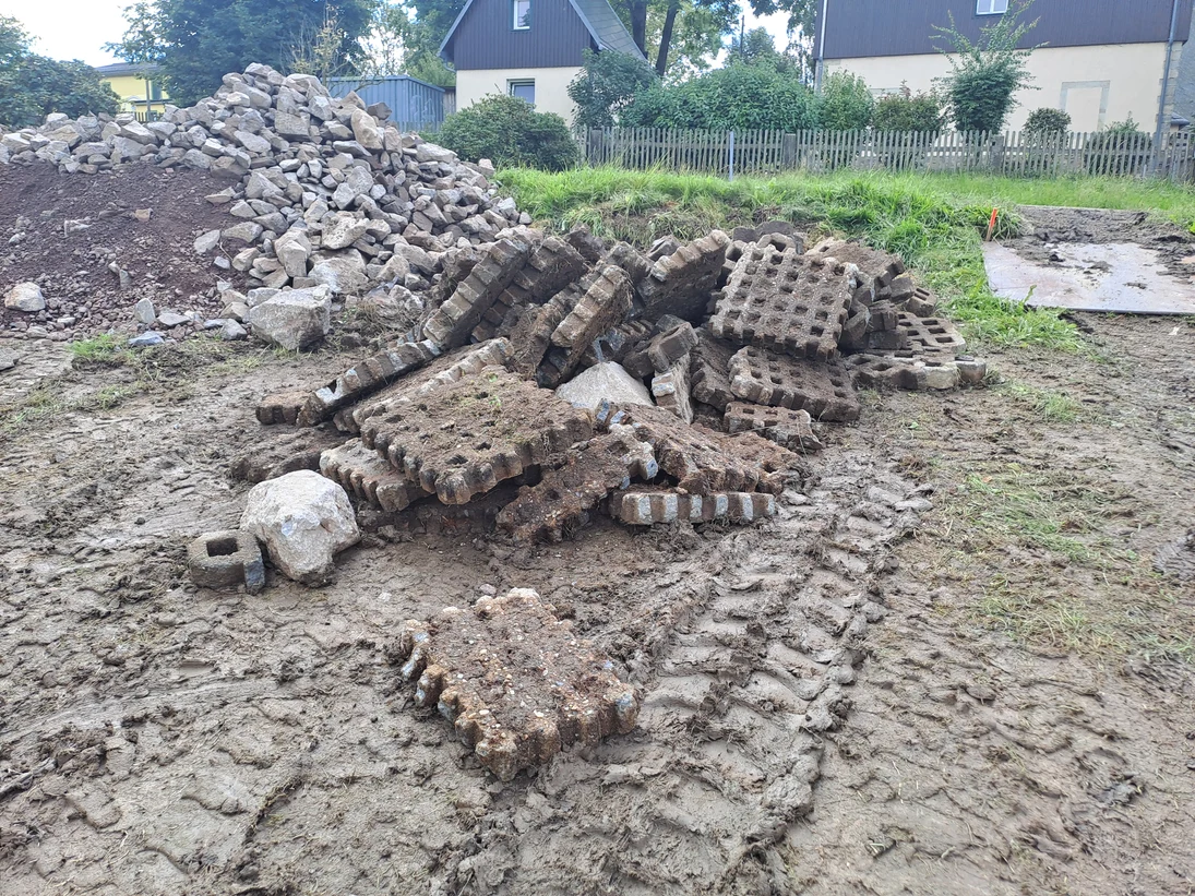 Im Rahmen einer Renaturierung aus einem Gewässer entfernte Rasengitterplatten. Zum Teil können sie weiterverwendet werden. Im Gewässer hat dieser Betonberg aber nichts zu suchen.