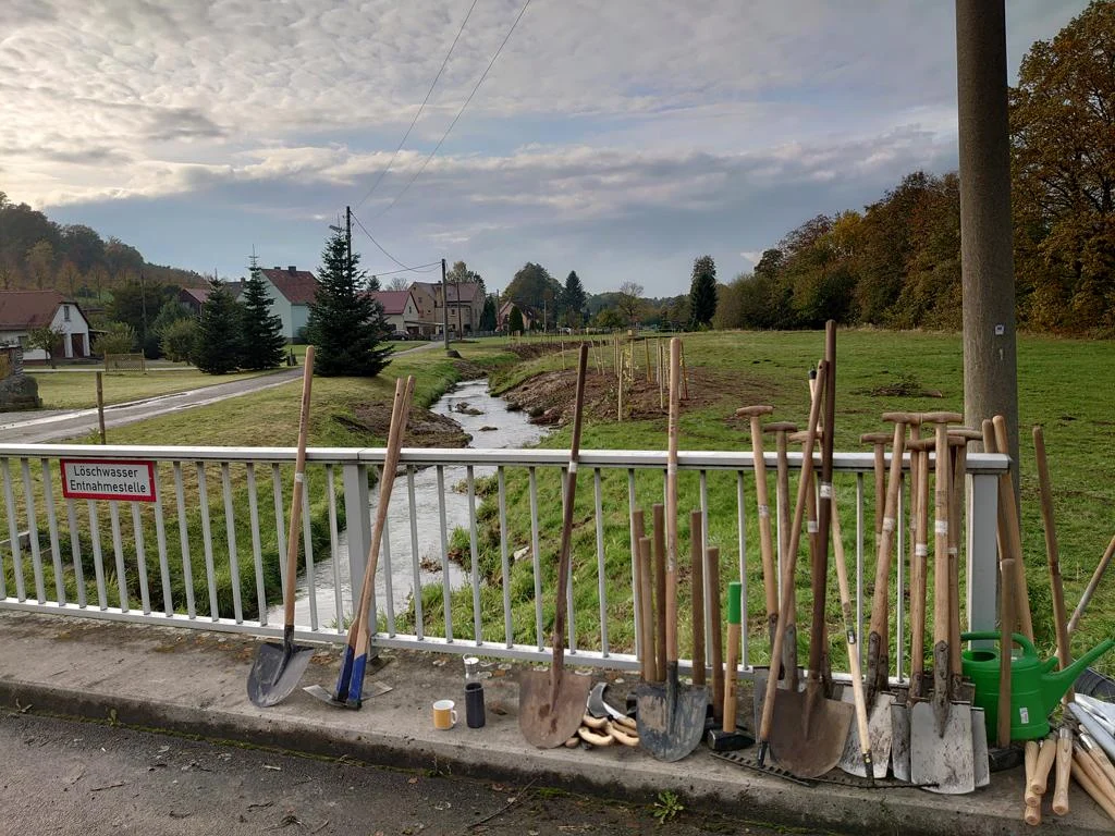 Baugeräte auf einer Brücke über einem Bach