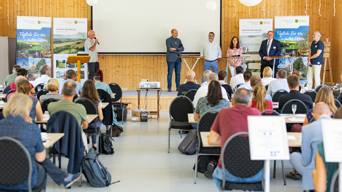 Podiumsdiskussion und Publikum Abschlussveranstaltung