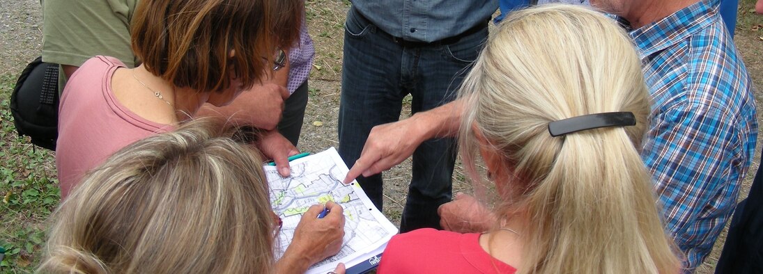 Gruppe Menschen studieren einen Gewässerplan
