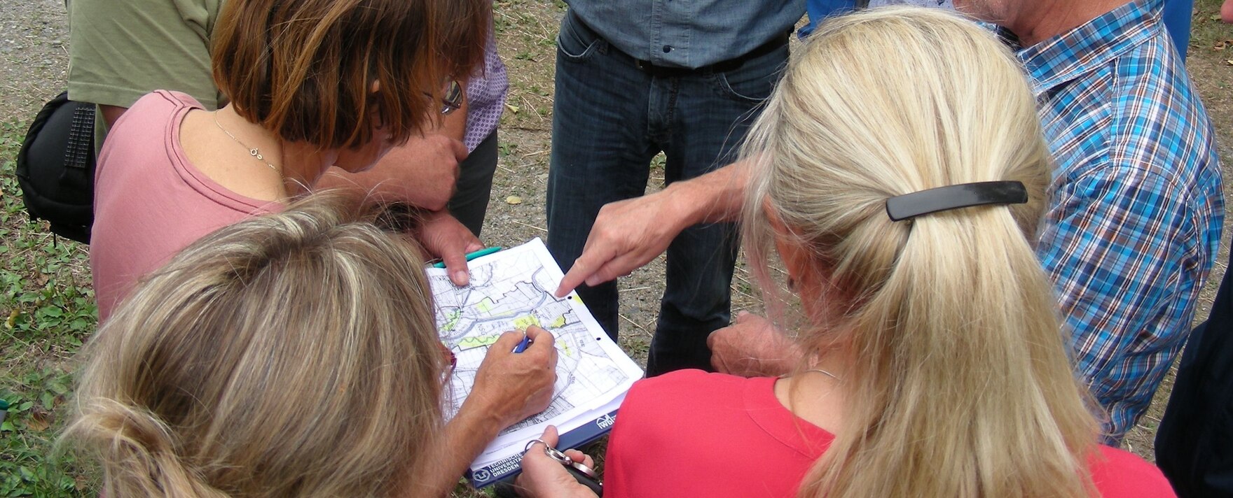 Gruppe bei Begehung Gewässeraue - Orientierung am Plan