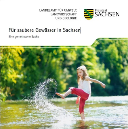 Titelblatt Broschüre "Für saubere Gewässer" - Mädchen spielt am Wasser