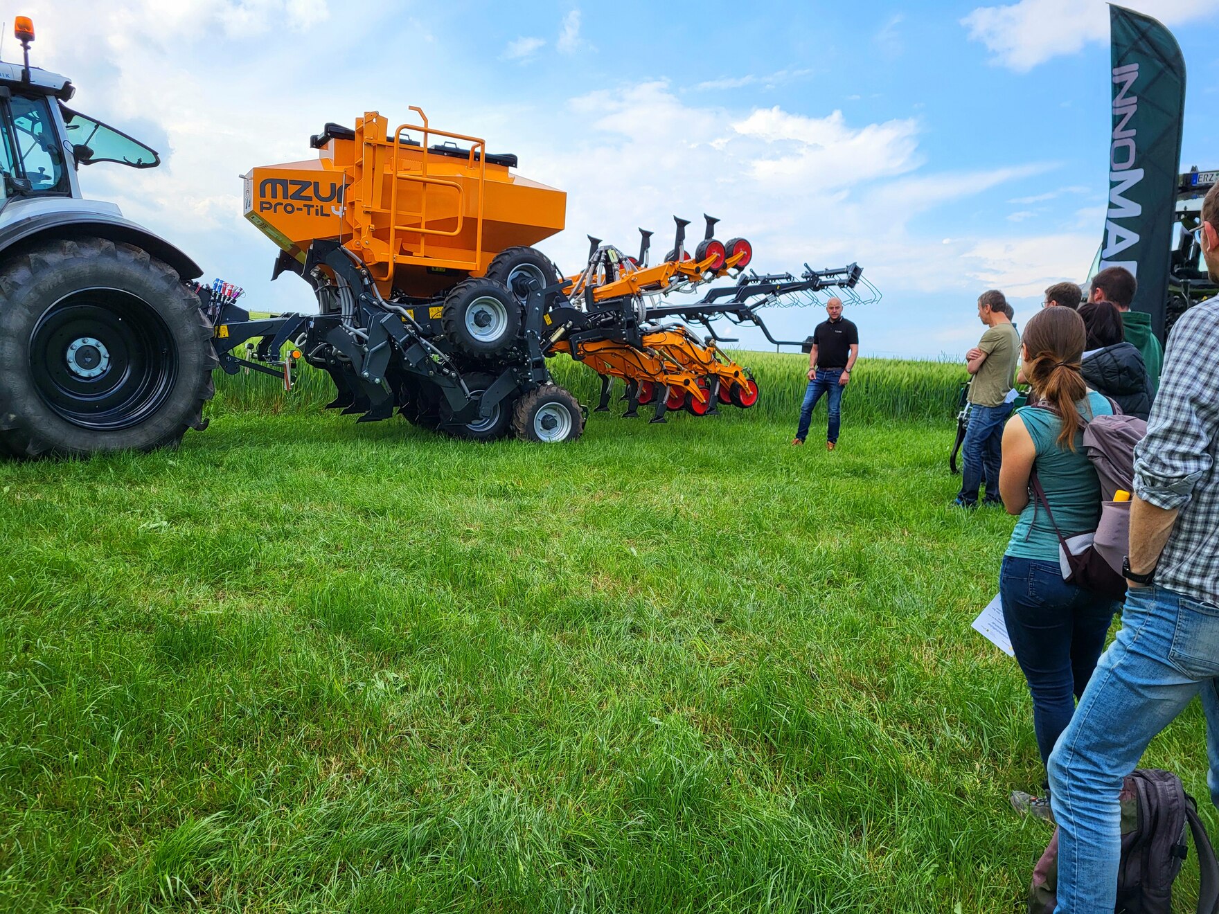 Feldtag mit Maschinenvorführung (hier: Strip-Till-Sämaschine der Firma Mzuri) am 24.05.2024 im Landkreis Zwickau
