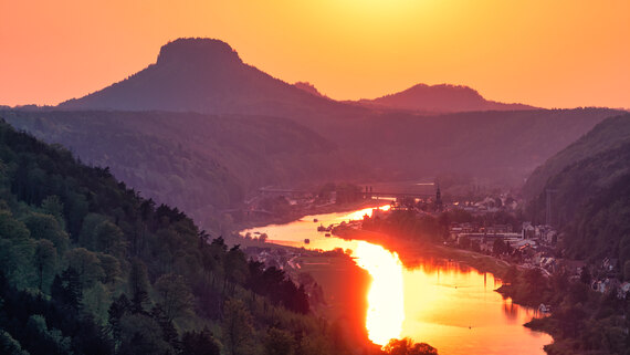 Die Elbe in der sächsischen Schweiz in der Abenddämmerung