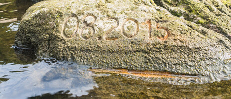 Hungerstein in der Elbe mit Markierung für Niedrigwasser 2015