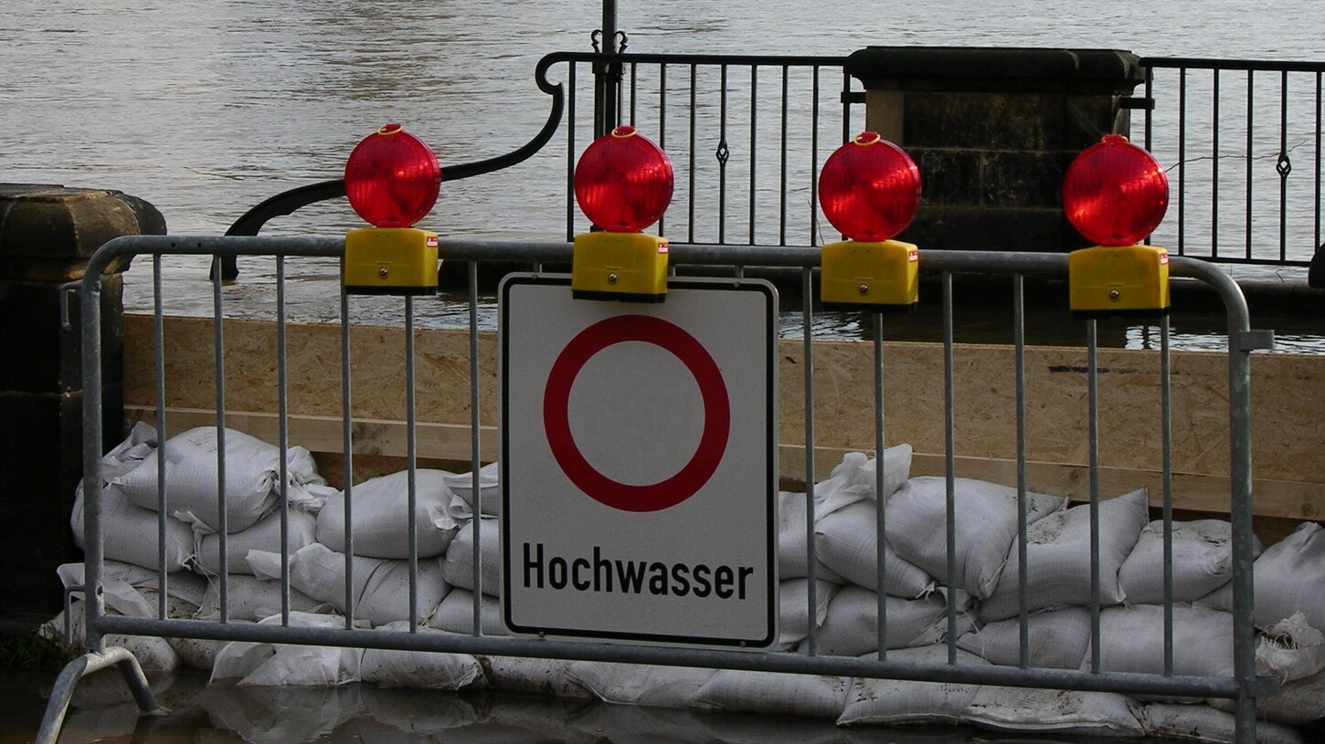 Hochwasser in Dresden (Wasser, Sandsäcke und Warnschild)