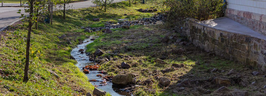 Naturnaher Bach in einem Dorf