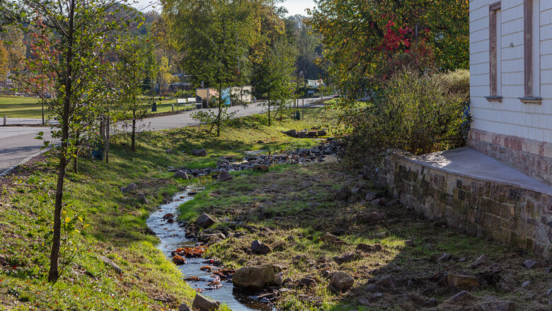 Naturnaher Bach in einem Dorf