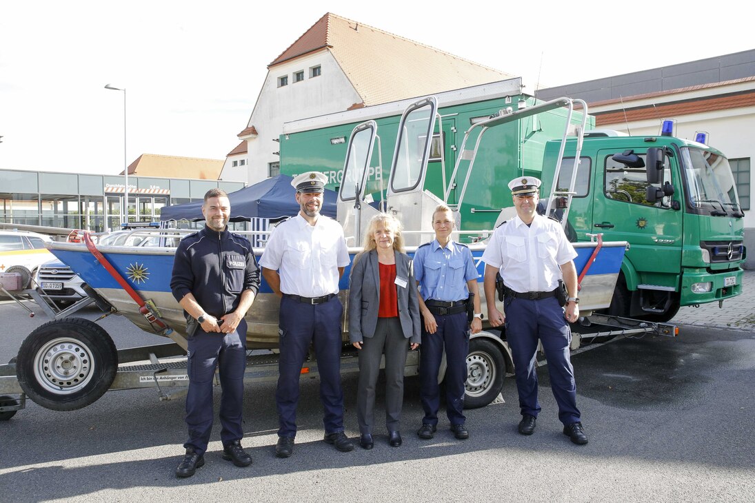 Abteilungsleiterin SMEKUL Frau Dr. Heinecke-Schmitt mit Vertretern der Wasserschutzpolizei