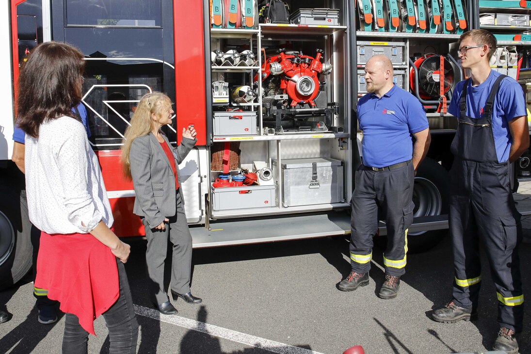 Vertreter des SMEKUL bei der Besichtigung eines Einsatzfahrzeuges der Feuerwehr