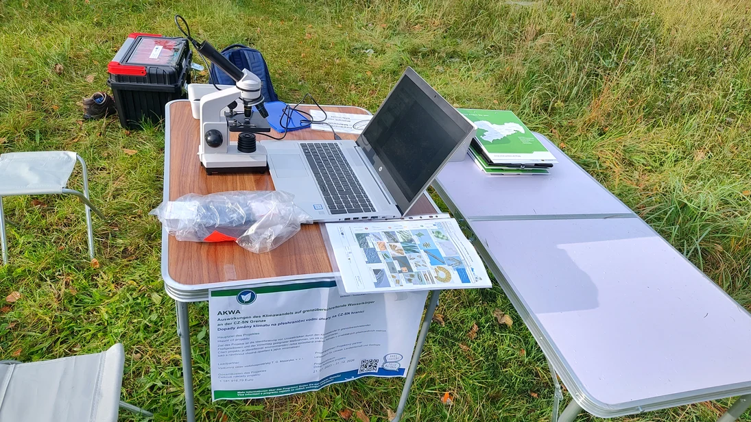 Station zur Bestimmung mikroskopisch kleiner Lebewesen mit Bestimmungsschlüssel mit Mikroskop am Laptop