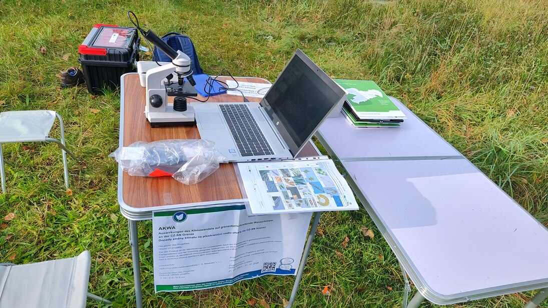 Station zur Bestimmung mikroskopisch kleiner Lebewesen mit Bestimmungsschlüssel mit Mikroskop am Laptop