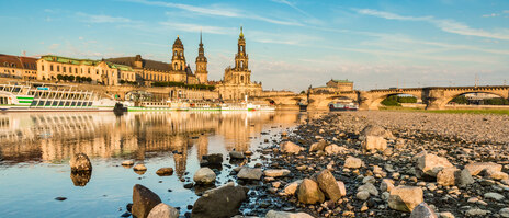 Altstadt Dresden, davor die Elbe bei Niedrigwasser