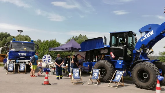 Messe-Stand des Technsichen Hilfswerks (THW), mit LKW, Bagger und Pavillion
