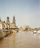 Foto: Elbehochwasser am 16.8.2002, Dresdner Altstadt: Blick entlang des überschwemmten Terassenufers und der Brühlschen Terasse in Richtung Hofkirche und Semperoper