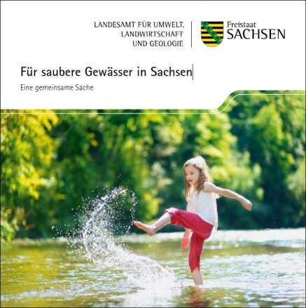 Titelbild Broschüre "Für saubere GEwässer in Sachsen": Mädchen spielt in Fluss